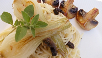 spagety-s-karamelizovanou-cibulkou-houbami-cesnekem-a-susenymi-rajcaty