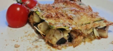 Veganské lasagne z mladých cuket s marinovaným lilkem a raw sýrem