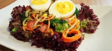 Raw zeleninový salát s vajíčkem